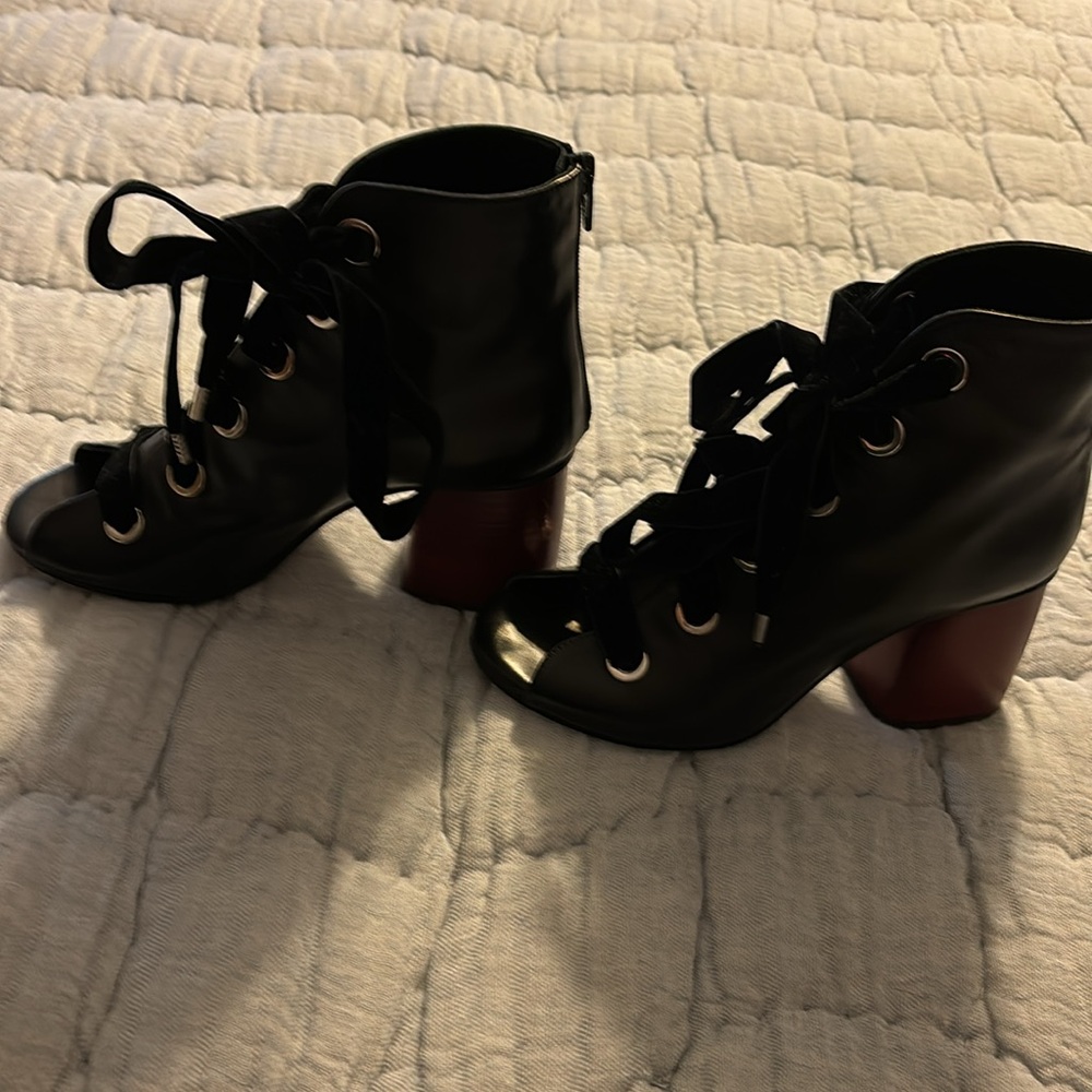 Axel brand peep toe bootie size 6 - Picture 6 of 7